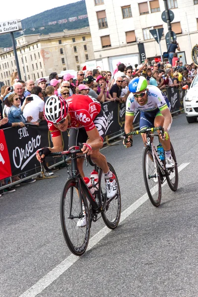 Ciclistas compitiendo en el Giro D 'Italia 2014 Fotos de stock