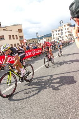 İtalya Bisiklet Turu 2014 yarışan bisikletçiler