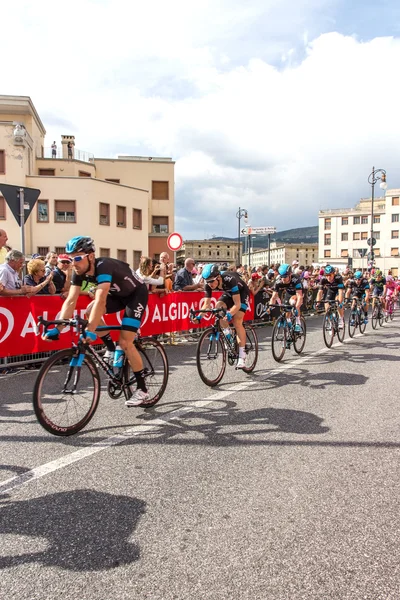 Ciclistas compitiendo en el Giro D 'Italia 2014 — Foto de Stock