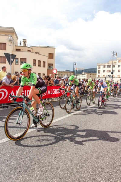 Ciclistas compitiendo en el Giro D 'Italia 2014 — Foto de Stock