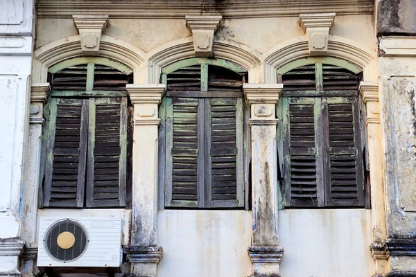 Eski Çin-Portekiz mimari binasının geleneksel beyaz Çin-Portekiz penceresini kapatın. Eski Phuket Town Yolu, Tayland 'da Asya mimarisi stili.