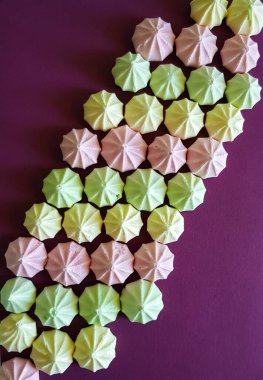 Mor arka planda krema rengi şerit. Çok renkli kremalı tasarımın temeli.