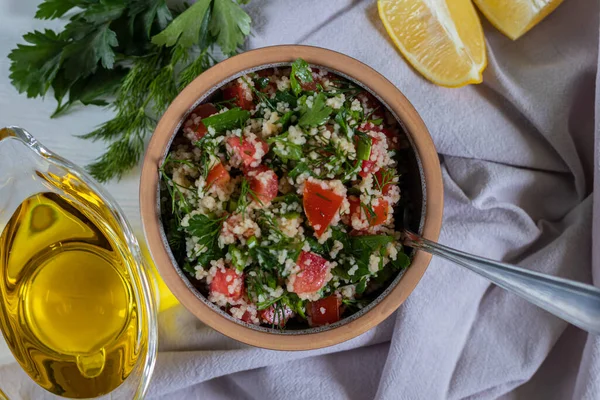 Salad Tabbouleh with couscous, parsley, tomato and olive oil — Stockfoto