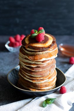 Ahududulu krep, siyah zemin üzerinde akçaağaç pekmezi ve hafif tekstil.