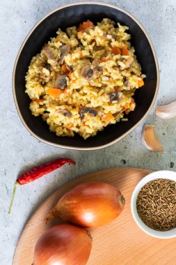 Hafif arka planda mantarlı vejetaryen pilav. Dikey fotoğraf. Üst görünüm.