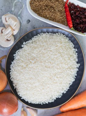 Hafif beton arka planda mantarlı vejetaryen pilav malzemeleri. Dikey fotoğraf. Üst görünüm.