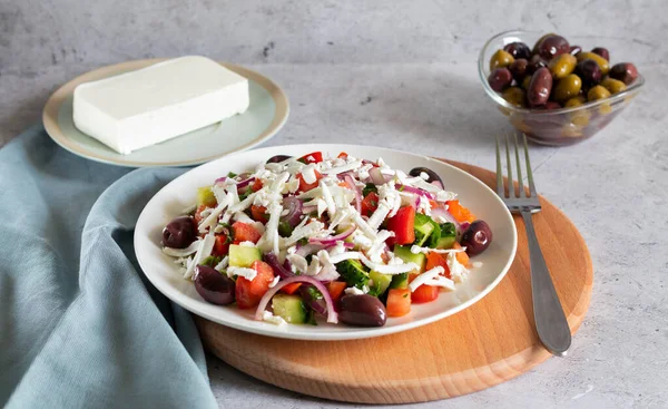 Bulgaarse shopska salade met groenten en kaas op houten bord met vork — Stockfoto