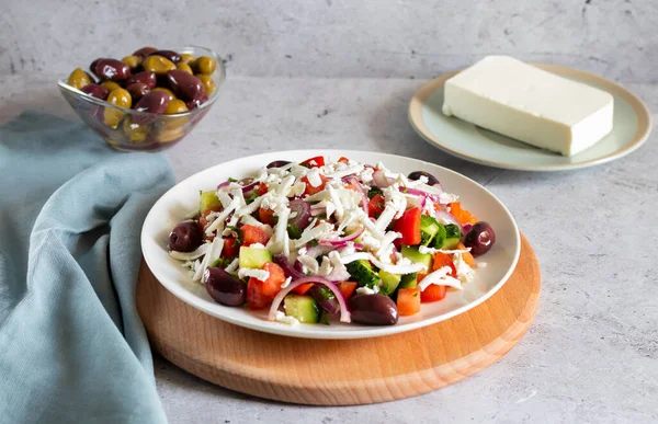 Bulgaarse shopska salade met groenten en brynza op houten plank — Stockfoto