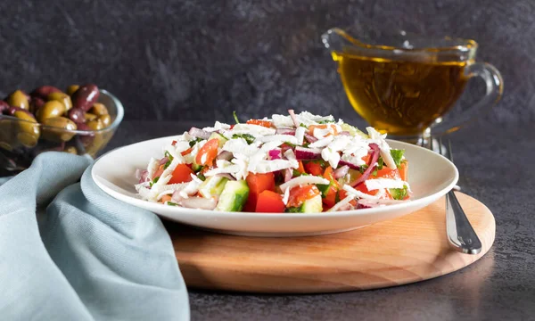 Shopska salade op donkere achtergrond en houten plank met grijs textiel — Stockfoto