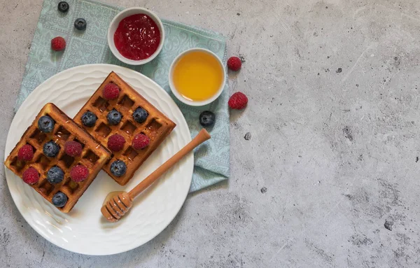 Yabanmersinli ev yapımı waffle, ahududu, kopyalanmış bal.