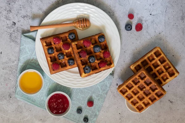 Böğürtlen, ahududu ve ballı geleneksel waffle.