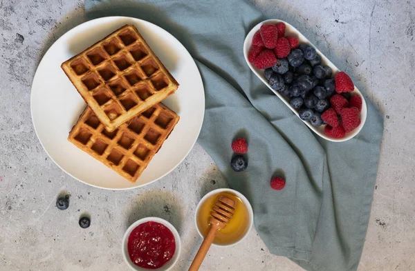 Ahududu, yabanmersini ve ballı ev yapımı waffle.