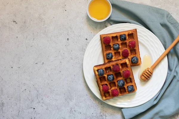 Ahududulu ev yapımı waffle, böğürtlen ve kopyalanmış bal.
