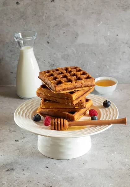 Çilekli waffle, yaban mersini ve ballı beton zemin