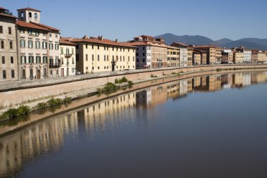 nehir boyunca binalar arno Pisa