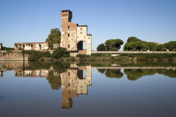 Vista de la Torre Guelph y árboles a lo largo del río Arno, Pisa — Foto de Stock