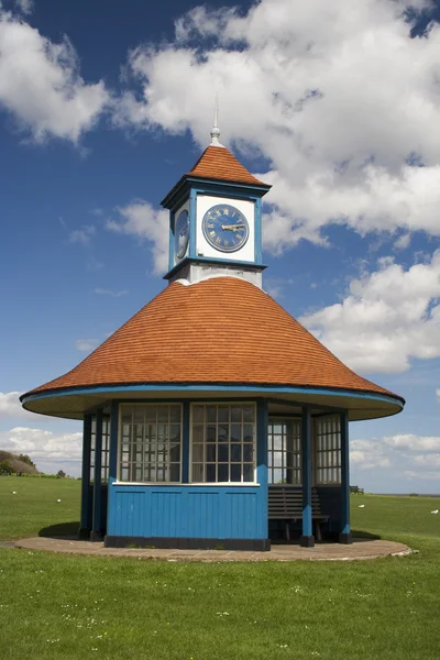 Zegar na wieży i schronienie, frinton, essex, Anglia — Zdjęcie stockowe