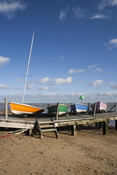 Båtar på southend beach, essex, england — Stockfoto