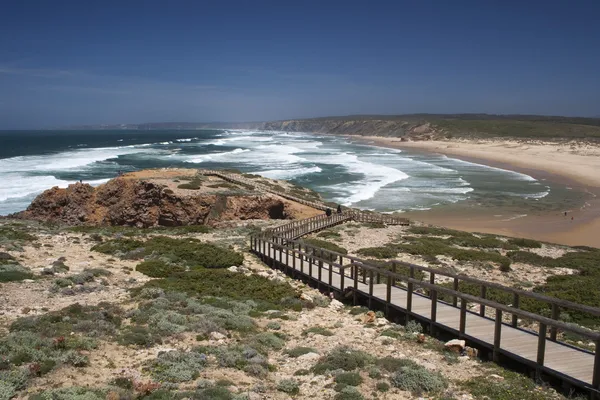 Bordeira 海滩，阿尔加维，葡萄牙在木制的走道 — 图库照片