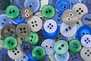 yeşil ve mavi dikiş düğmeleri