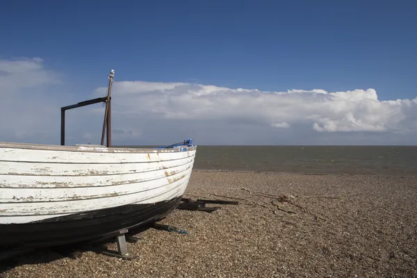 Fiskebåt på dunwich beach, suffolk, england — Stockfoto