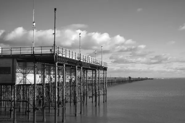 Imagem em preto e branco de Southend Pier, Essex, Inglaterra — Fotografia de Stock