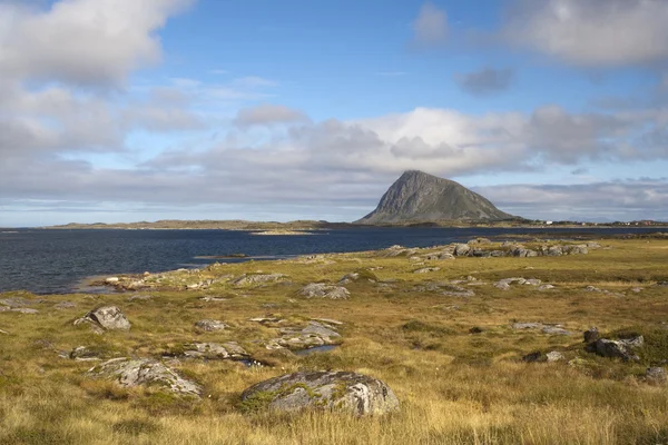 Hoven mountain, gimsoya, lofoten inseln, norwegen, skandinavien — Stockfoto