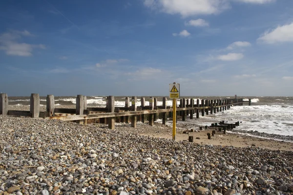 Defesas do mar em Lowestoft Beach, Suffolk, Inglaterra — Fotografia de Stock