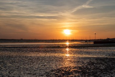 Chalkwell sahilinde gün batımı, Güneydoğu-Denizi yakınlarında, Essex, İngiltere, Birleşik Krallık