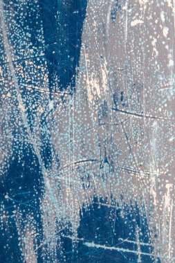 Yakından bakınca, bir teknenin dibindeki renkleri ve dokuları görebilirsiniz.