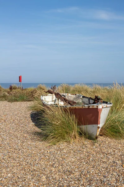 英国萨福克的凯辛兰海滩上的一艘老渔船 — 图库照片