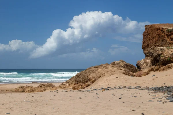 Fluffy White Clouds Reflecting Outline Rocks Cordoama Beach Algarve Portugal — 图库照片