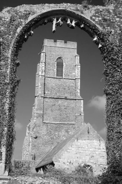 Černobílý Obraz Kostela Ondřeje Covehithe Suffolk Anglie Viděný Přes Oblouk — Stock fotografie