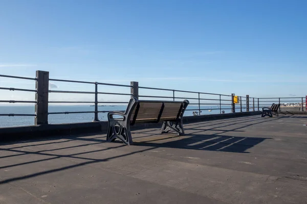 Bänkar Längs Strandpromenaden Vid Thorpe Bay Nära Southend Sea Essex — Stockfoto