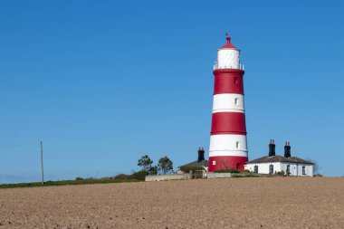 Kuzey Norfolk kıyısındaki Happisburgh 'da kırmızı ve beyaz deniz feneri, İngiltere, Birleşik Krallık