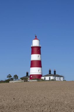 Kuzey Norfolk kıyısındaki Happisburgh 'da kırmızı ve beyaz deniz feneri, İngiltere, Birleşik Krallık