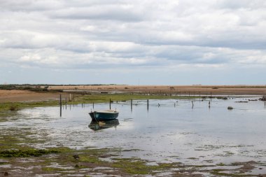 Mavi tekne Ria de Formosa, Tavira, Portekiz boyunca demirlemiş.