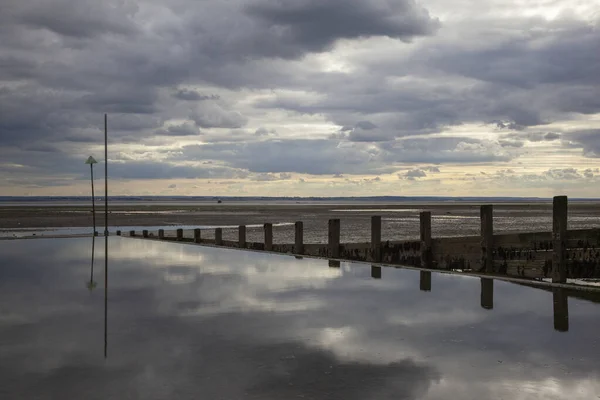 Moody Reflections Chalkwell Beach Der Nähe Von Southend Sea Essex — Stockfoto