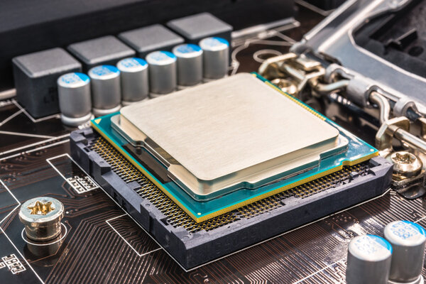 Установка процессора в гнездо
