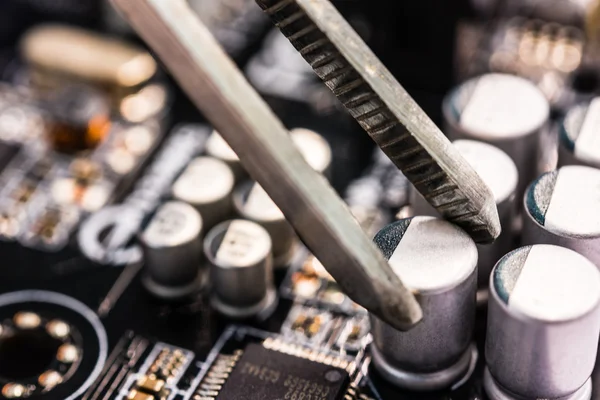 Reparación de computadoras, condensador de instalación — Foto de Stock