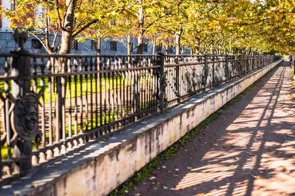 Železný plot s tváří v zahradě zámku — Stock fotografie
