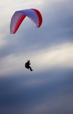 Gökyüzündeki paraglider