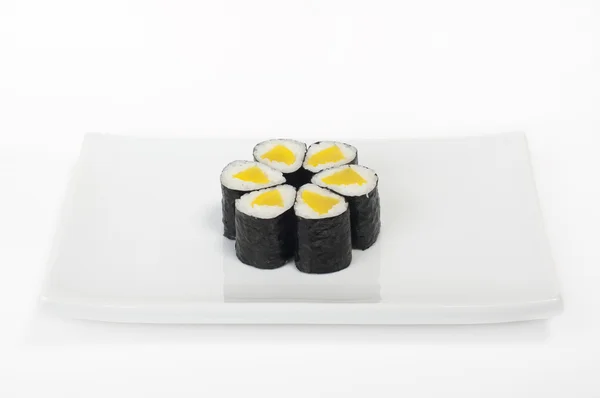 Klasszikus tekercs daikon. sushi. — Stock Fotó