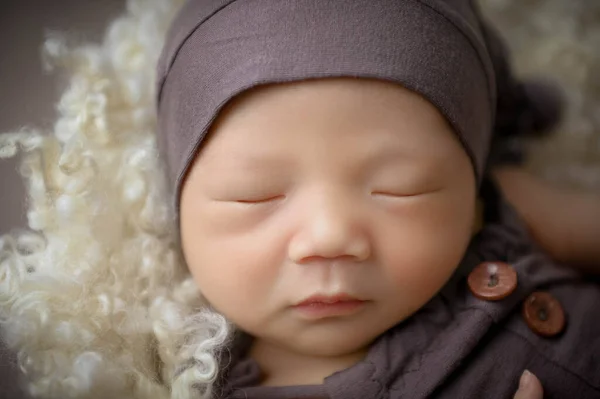 可愛いです新生児の女の子男の子ポーズ笑顔 — ストック写真