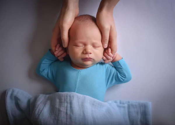 Lindo Bebé Recién Nacido Niño Fotos De Stock Sin Royalties Gratis