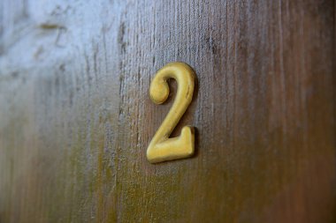 Kapıda iki numaralı altın var.