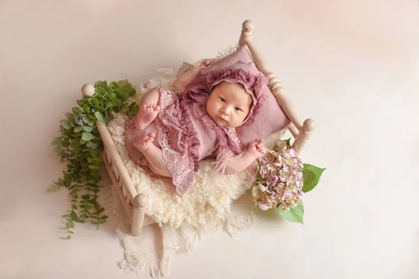 Roztomilé Malé Novorozeně Holčička Pózuje Klade Spí — Stock fotografie
