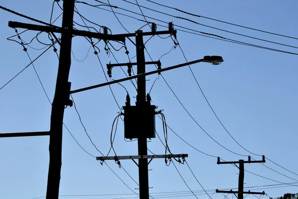 Silhueta de postes telefónicos e linhas eléctricas — Fotografia de Stock