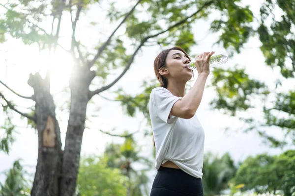 Asiatisk Ung Flicka Idrottsman Dricka Flaska Vatten Efter Träning Parken Royaltyfria Stockbilder