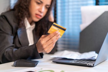 Depresyondaki Latin iş kadını mali sorunlar hakkında endişeli. Evrak işlerinden bıkmış gibi görünen stresli genç bir kadın. Para borçlarını, bütçe kayıplarını, karanlık bir gecede iflas etmeyi düşün.